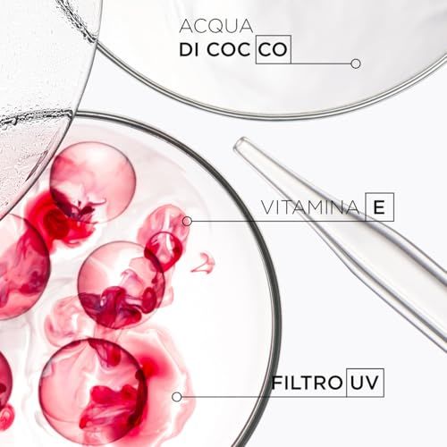 Nahaufnahme von Laborutensilien. Text: Acqua di Coco, Vitamina E, Filtro UV. Flüssigkeiten in runden Behältern.