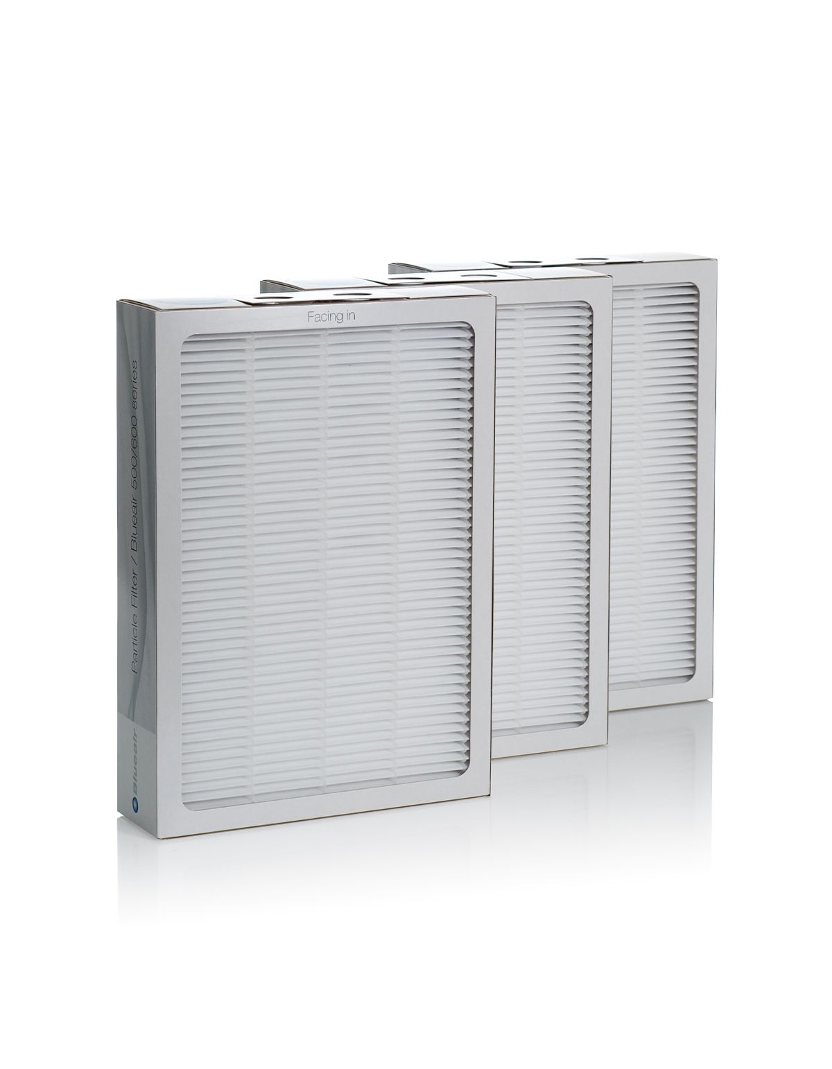 Drei rechteckige Filter mit weißem Filtermedium und grauem Rahmen. Auf einem Filter steht "Facing In".