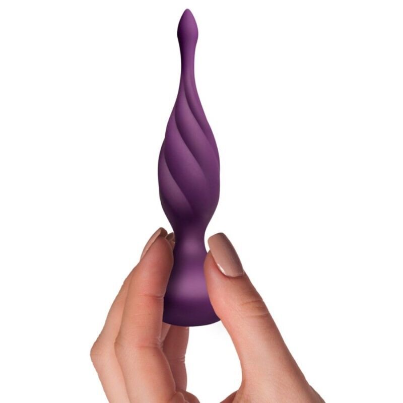 Hand hält lila Vibrator mit langem Schaft. Der Vibrator hat eine spiralförmige Struktur.