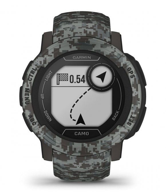 Garmin Instinct 2 Camo Graphite Smartwatch. Rundes Gehäuse mit Camouflage-Muster. Digitales Display mit Navigationssymbolen und Text. Knöpfe an den Seiten.
