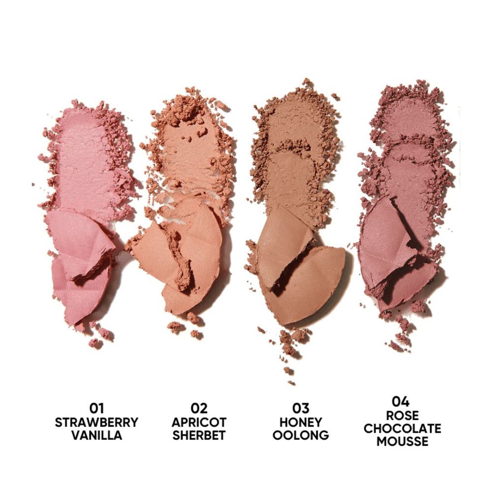 Vier Blusher-Farben in Puderform: Erdbeer-Vanille, Aprikosen-Sherbet, Honig-Oolong, Rosen-Schokoladen-Mousse. Farbnamen darunter.