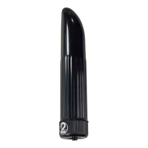 Schwarzer, länglicher Vibrator mit geriffelter Oberfläche. Abgerundete Spitze und Basis mit Logo.