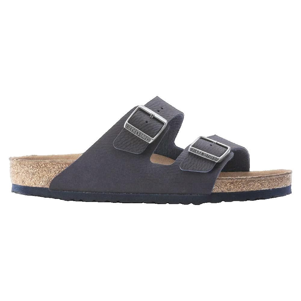 Sandalo con due cinturini e fibbie. Plantare in sughero. Tomaia grigio scuro. Fibbie in metallo. Logo Birkenstock.