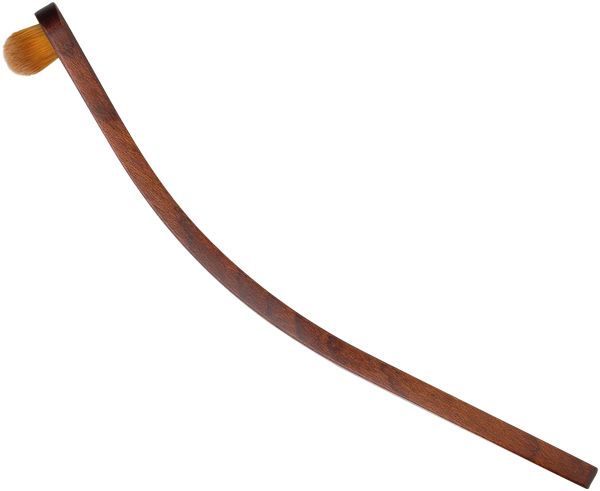Gebogener Holzstab mit Pinselkopf. Der Pinselkopf ist rund und hellbraun.