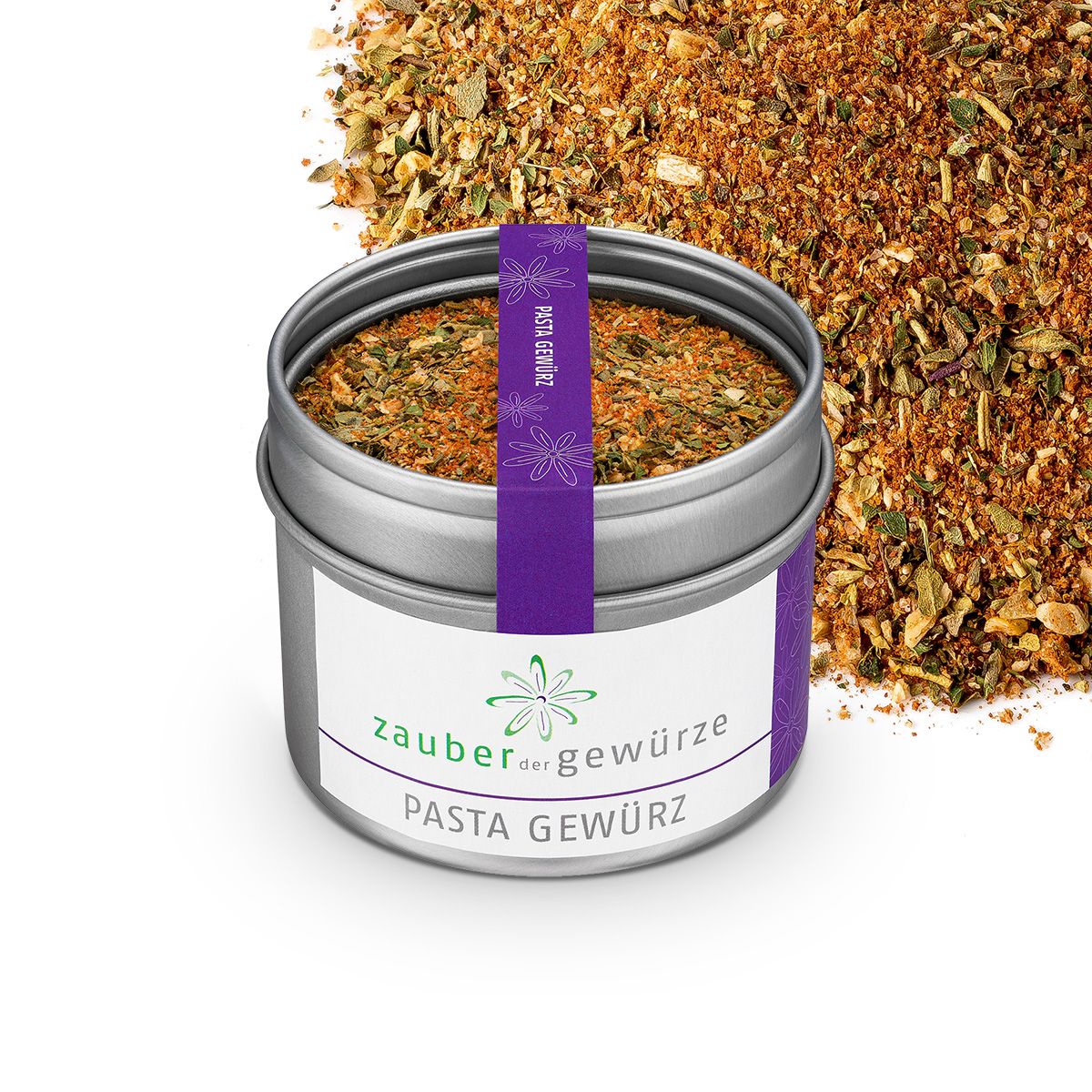 Geöffnete Dose Pasta Gewürz. Lila Band mit Text. Weißes Etikett mit Logo und Schriftzug: Zauber der Gewürze Pasta Gewürz. Gewürz daneben.