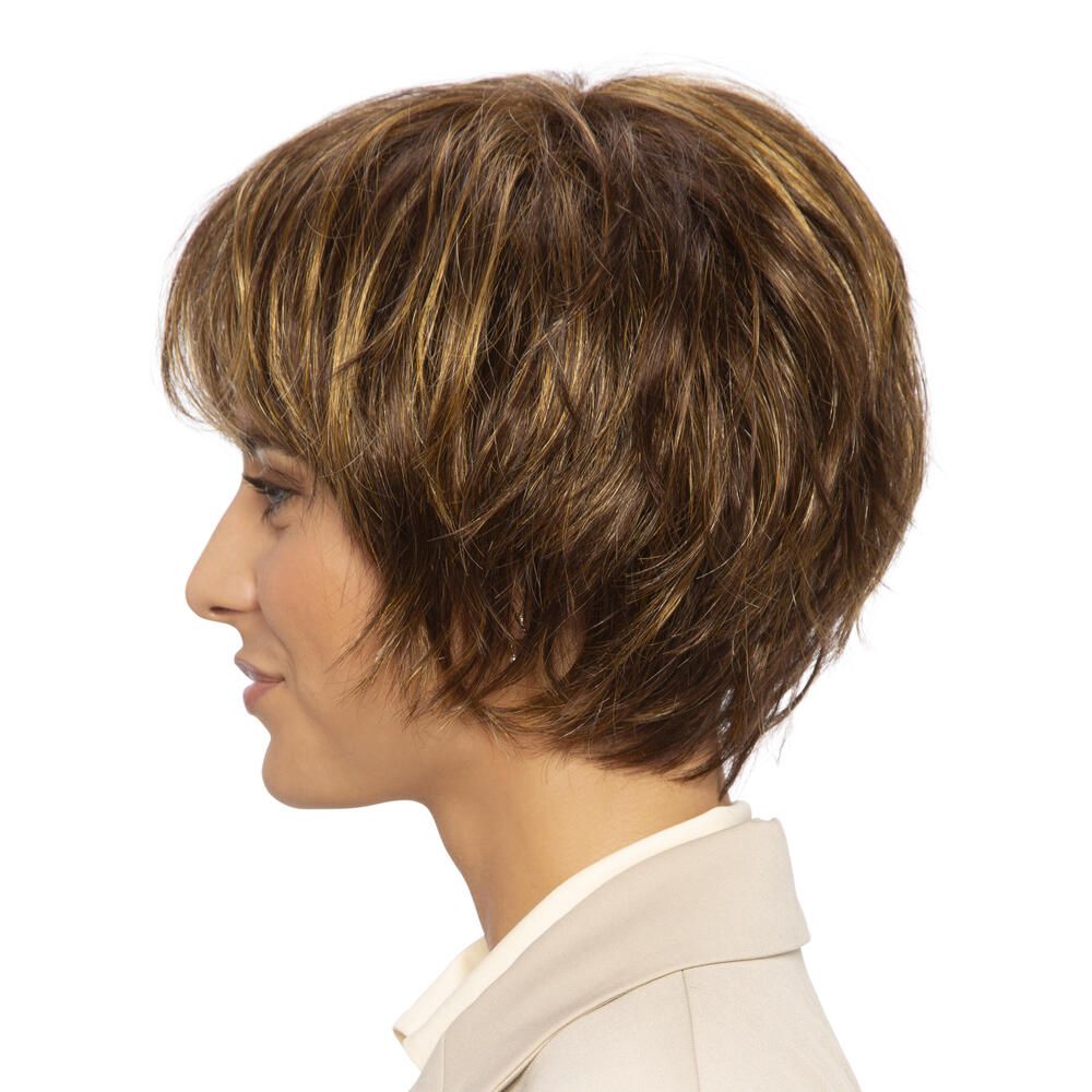 Kurzhaarperücke, braun mit helleren Strähnen. Seitenansicht einer Frau mit beigem Blazer.