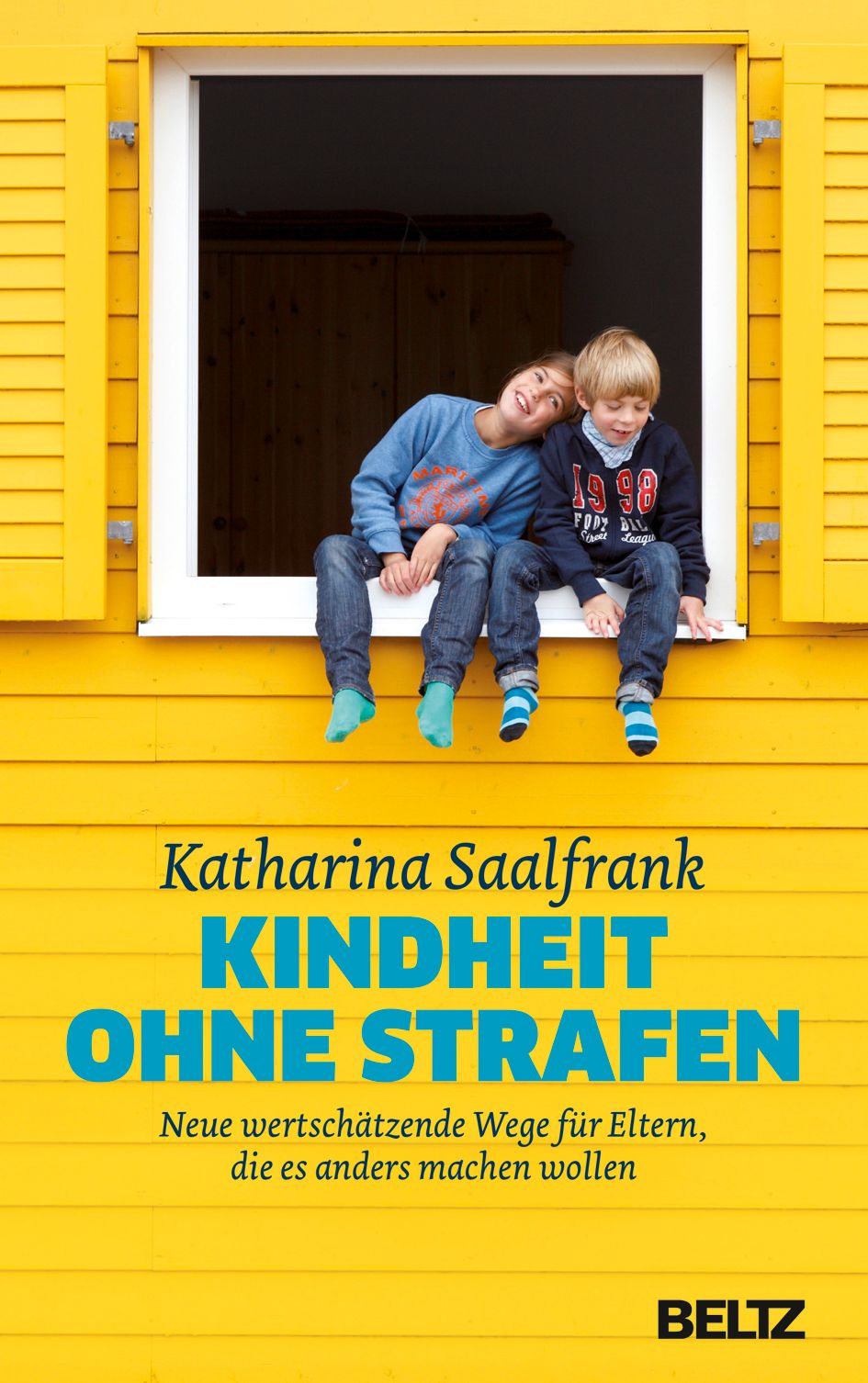 Buchcover mit Titel: Kindheit ohne Strafen. Autorin: Katharina Saalfrank. Zwei Kinder sitzen am Fenster. Gelber Hintergrund.
