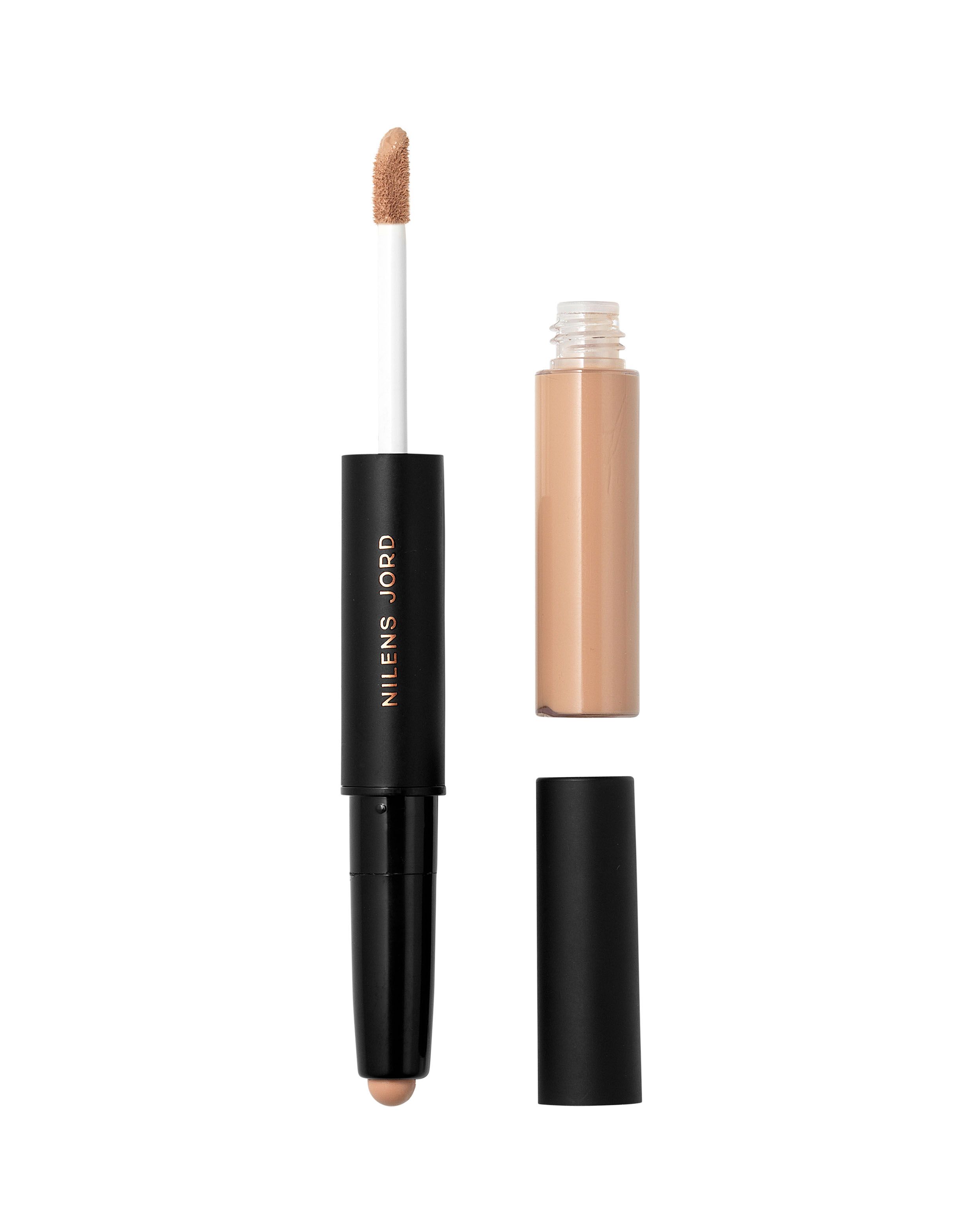 Nilens Jord Duo Concealer: Ein schwarzer Stift mit Applikator und ein separater Behälter mit hellem Concealer.
