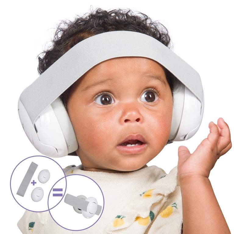 Baby mit grau-weißem Gehörschutz. Ohrmuscheln und Stirnband.