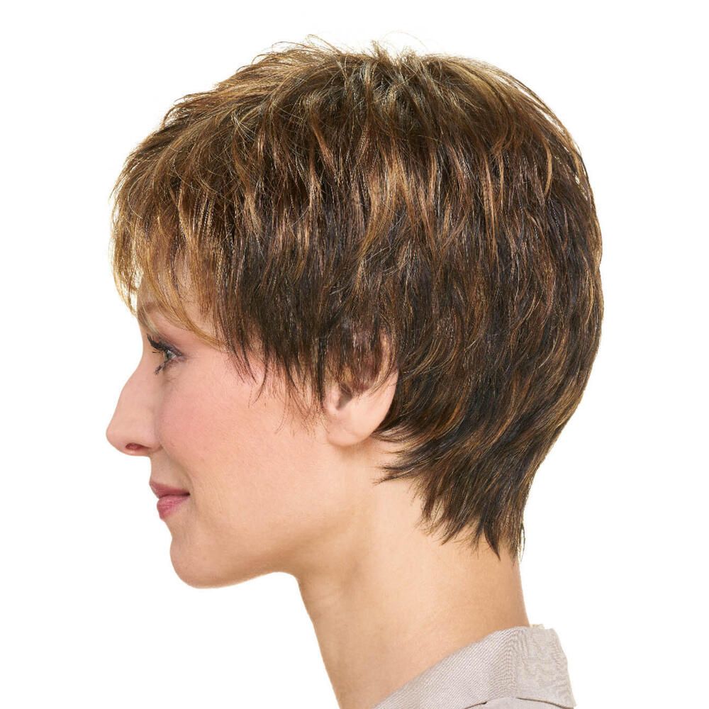 Kurzhaarperücke mit braunen und blonden Strähnen. Seitenansicht einer Frau.