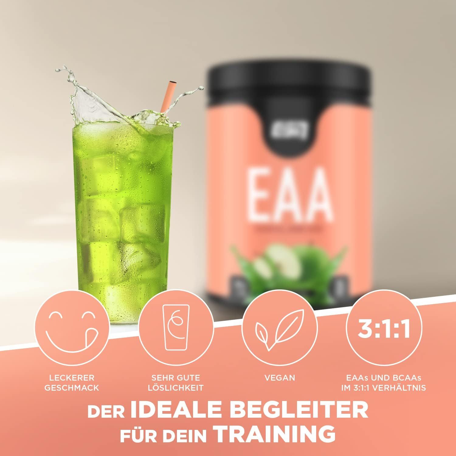 Glas Getränk mit Eiswürfeln und Strohhalm. ESN EAA Dose unscharf im Hintergrund. Icons: Geschmack, Löslichkeit, Vegan, 3:1:1 Verhältnis.