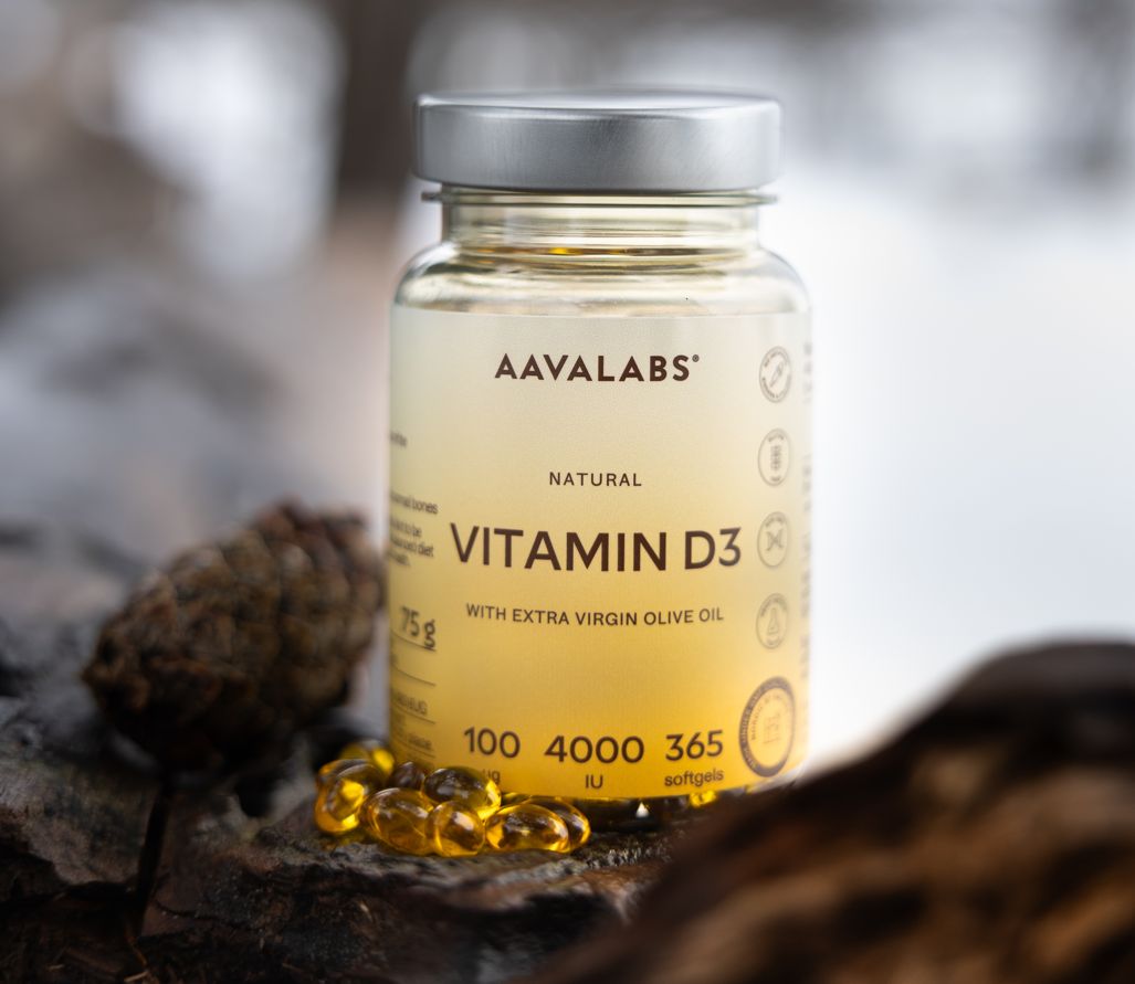 Aavalabs Vitamin D3 Flasche auf natürlichem Untergrund.