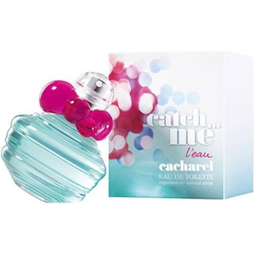 Hellblaues Parfüm mit rosa Akzenten und weißer Verpackung. Aufschrift: Catch Me L'eau Cacharel Eau de Toilette.