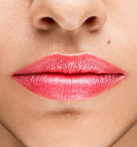 Nahaufnahme von Lippen mit rosa Lippenstift. Haut mit Sommersprossen.