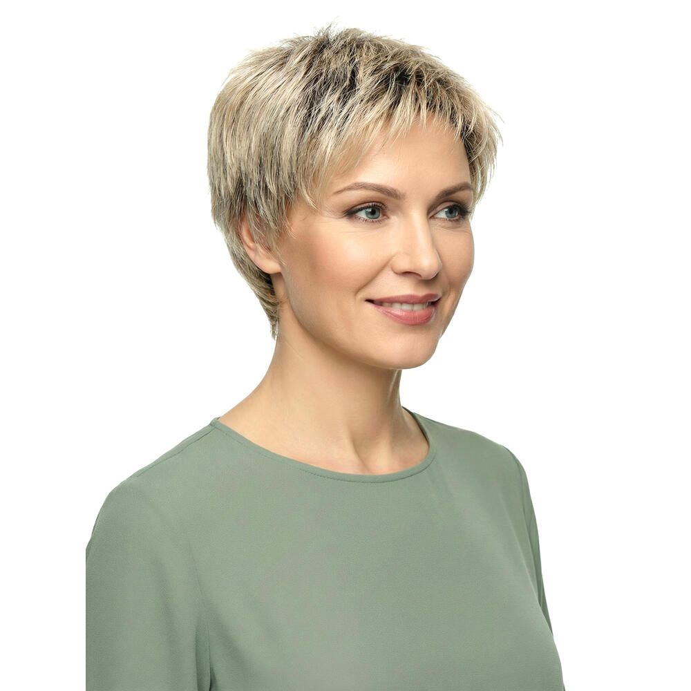 Kurzhaarperücke in Blond. Frau mit grünem Oberteil, lächelt. Blick nach rechts.