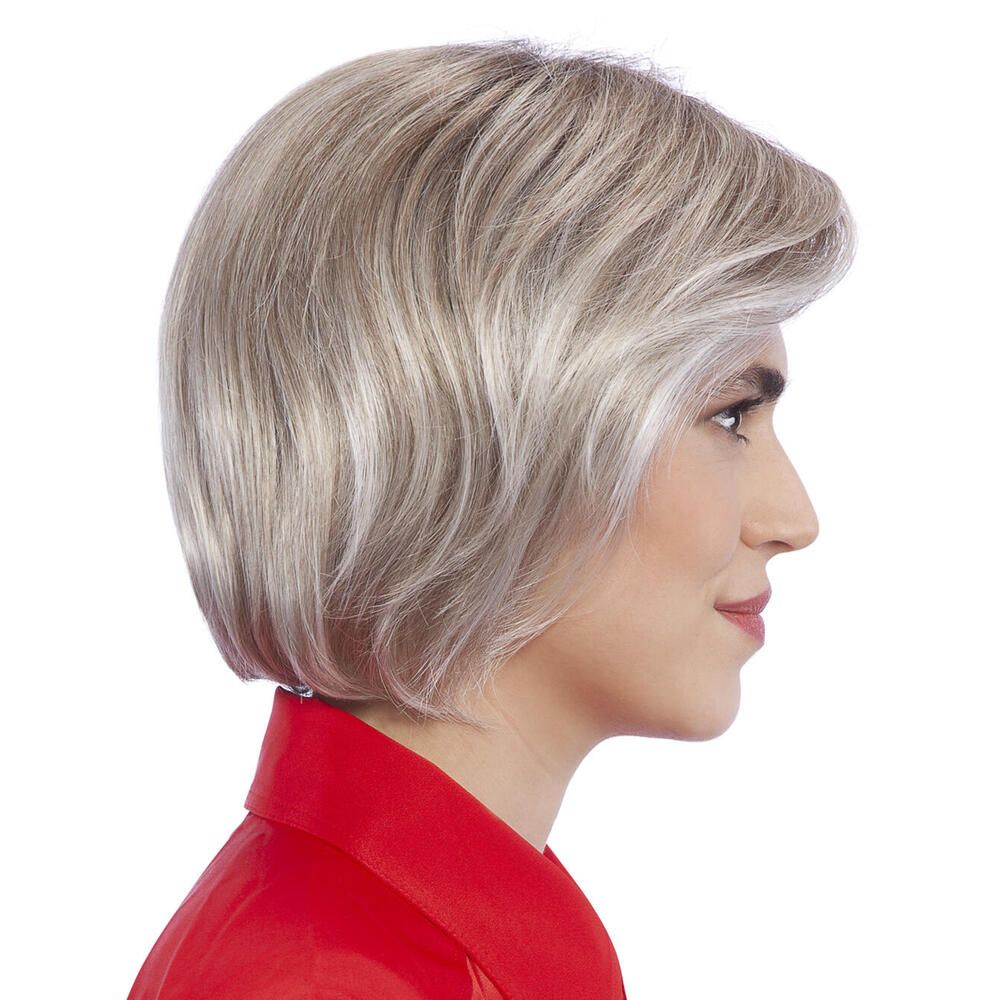 Perücke STOCKHOLM. Blond-graue Bob-Frisur. Seitenansicht einer Person mit rotem Oberteil.