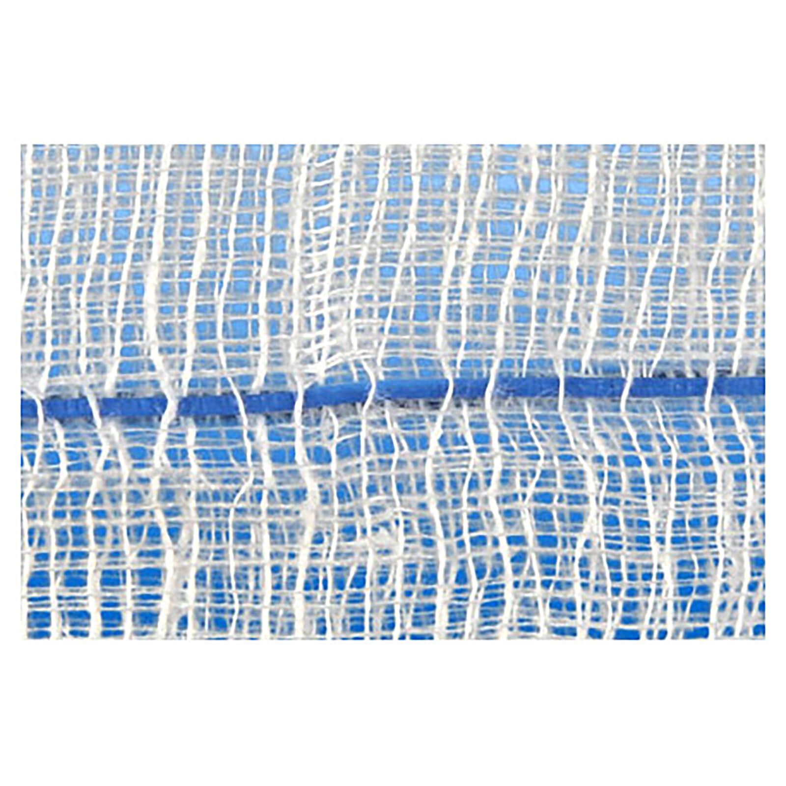 Nahaufnahme des weißen, mehrlagigen Bauchtuchs. Blaue Naht sichtbar. Gewebte Struktur des Materials.