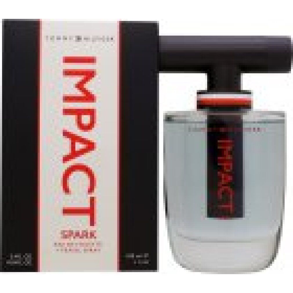 Tommy Hilfiger Impact Spark Eau De Toilette Spray und Verpackung. Flakon mit schwarzem Verschluss und rotem "IMPACT"-Schriftzug. Schwarze Verpackung.