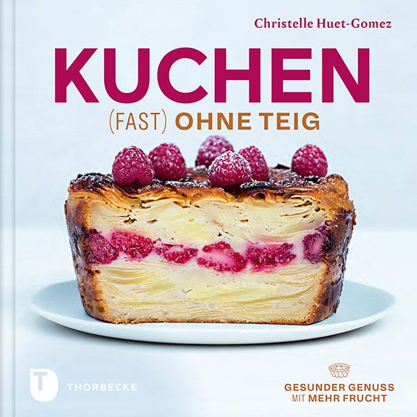 Buchcover mit Kuchen. Titel: KUCHEN (FAST) OHNE TEIG. Autorin: Christelle Huet-Gomez. Verlag: Thorbecke. Kuchen mit Himbeeren auf Teller.