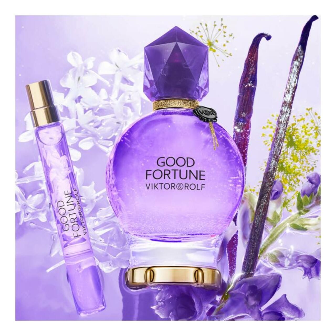Violetter Flakon mit Kristallverschluss, neben einer kleinen Flasche und Vanilleschoten. Aufschrift: Good Fortune, Viktor & Rolf.