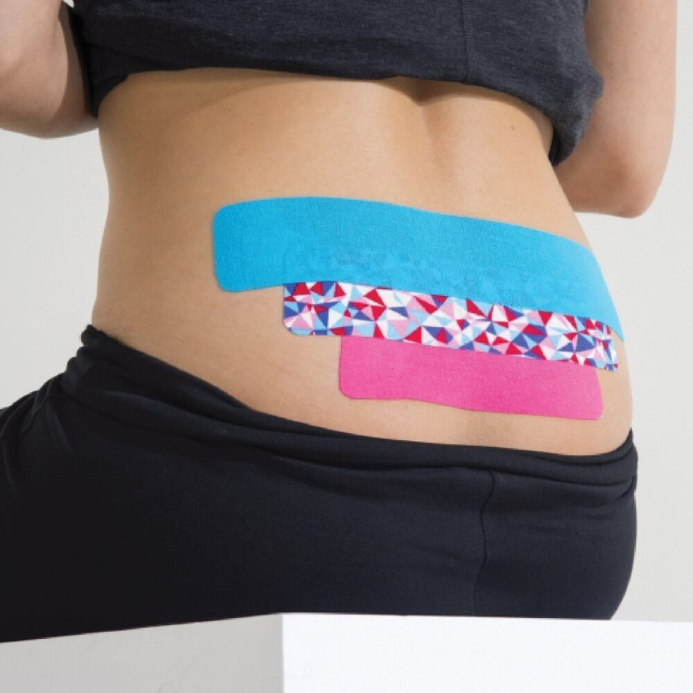 Nahaufnahme einer Rolle Kinesiotape mit dem Logo 'JUST TAPE IT' auf einem weißen Hintergrund.