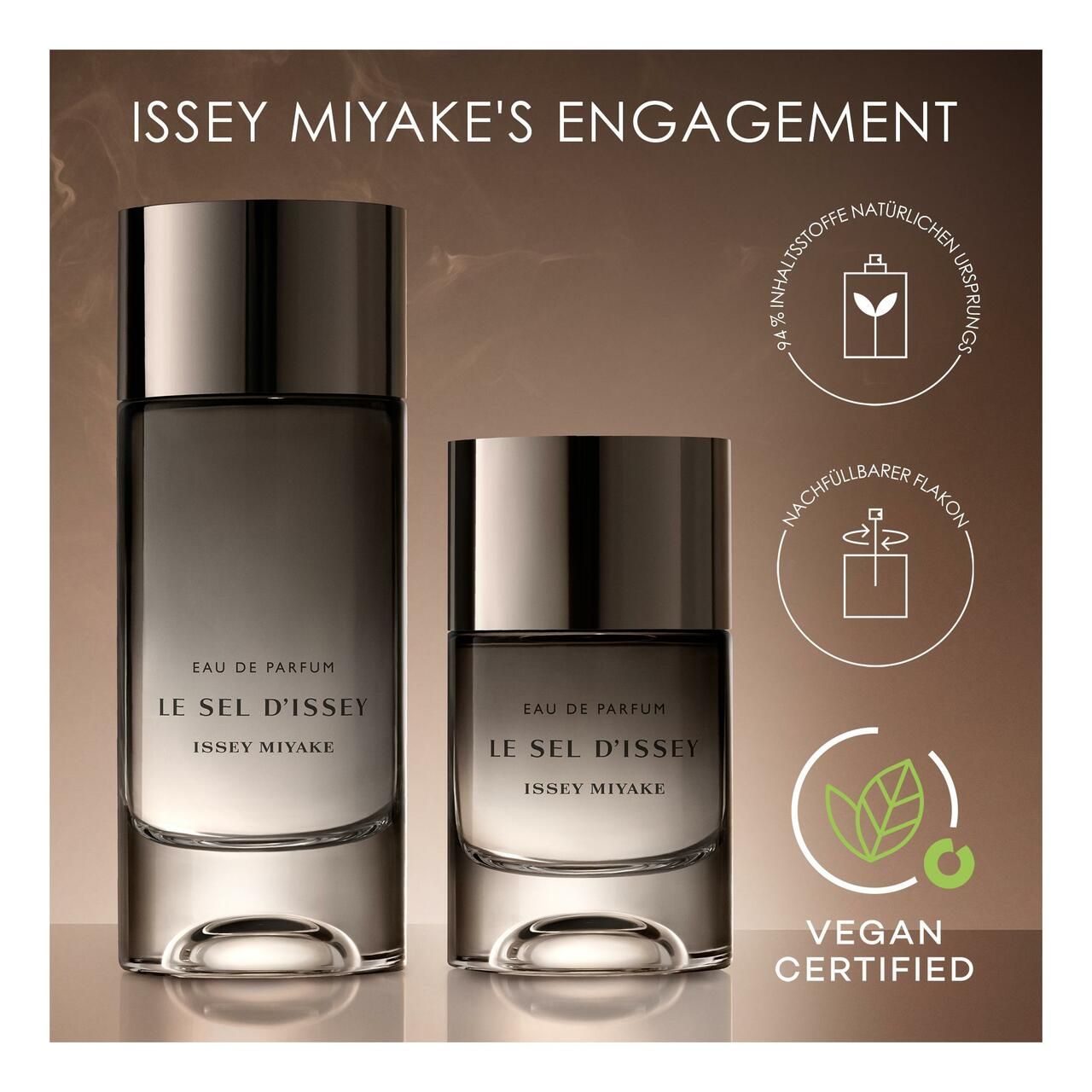 Zwei Glasflakons mit silbernen Deckeln. Aufschrift: Eau de Parfum, Le Sel d'Issey, Issey Miyake. Vegan-Zertifizierung.
