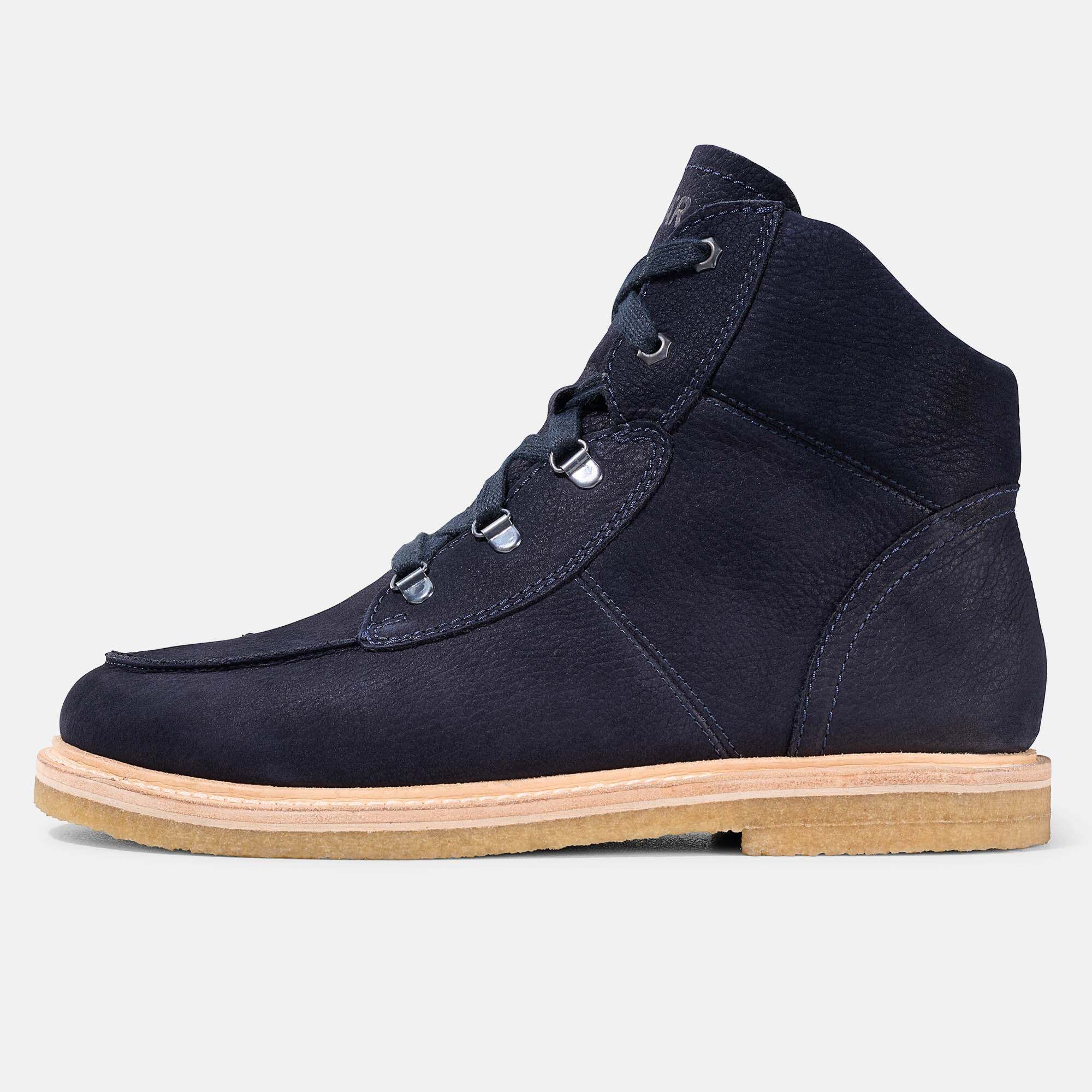 Dunkelblauer knöchelhoher Barfußschuh, Seitenansicht mit Schnürung und Gummisohle.