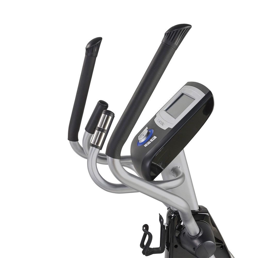 Detailansicht der Griffe und des Displays eines Crosstrainers. Schwarze Griffe, Display mit Knöpfen.