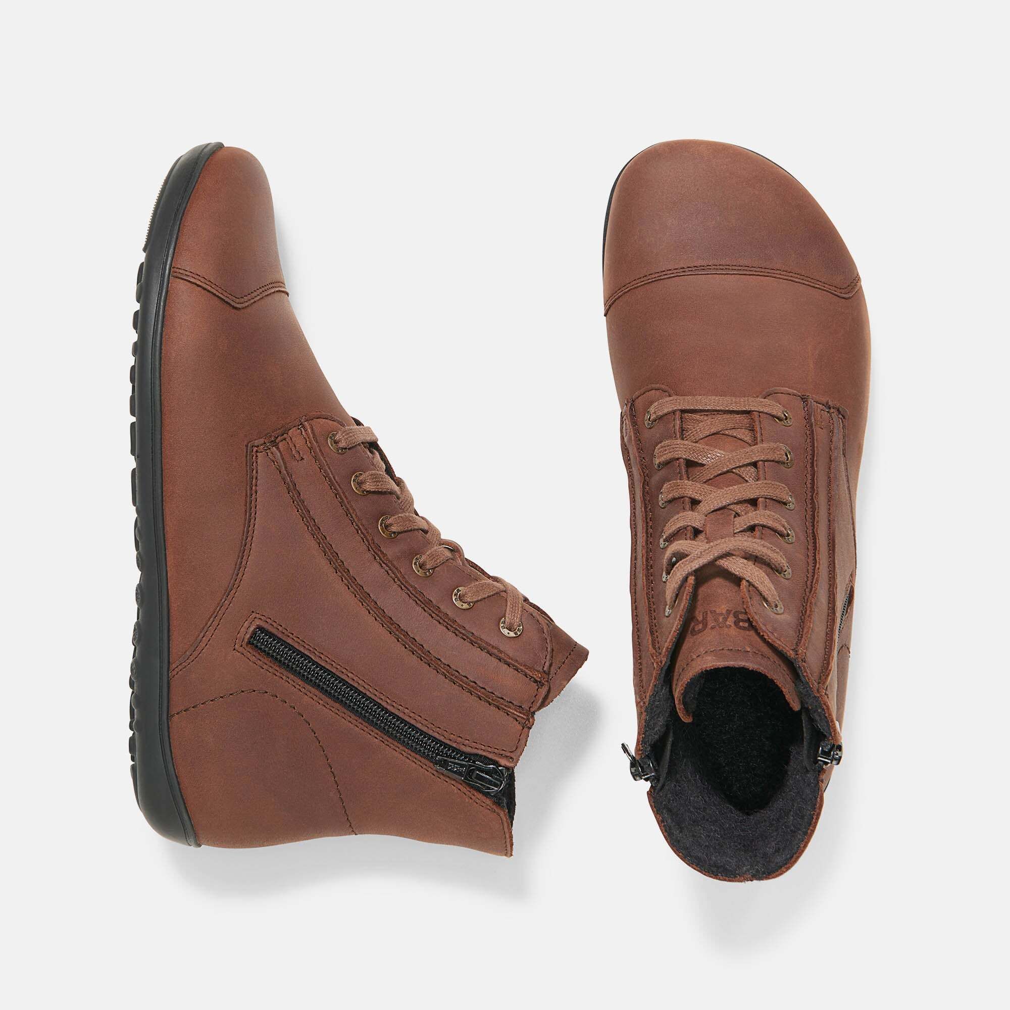 Zwei braune Stiefeletten. Schnürsenkel, seitlicher Reißverschluss, runde Zehenpartie, flache Sohle. Draufsicht.