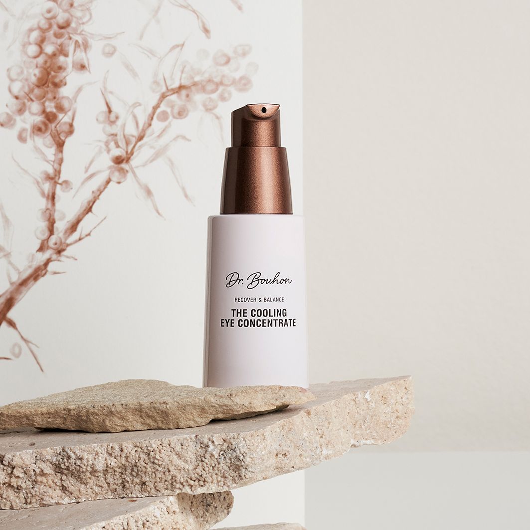 Augenpflege-Konzentrat auf Stein. Brauner Pumpkopf. Aufschrift: Dr. Bouhon, The Cooling Eye Concentrate.