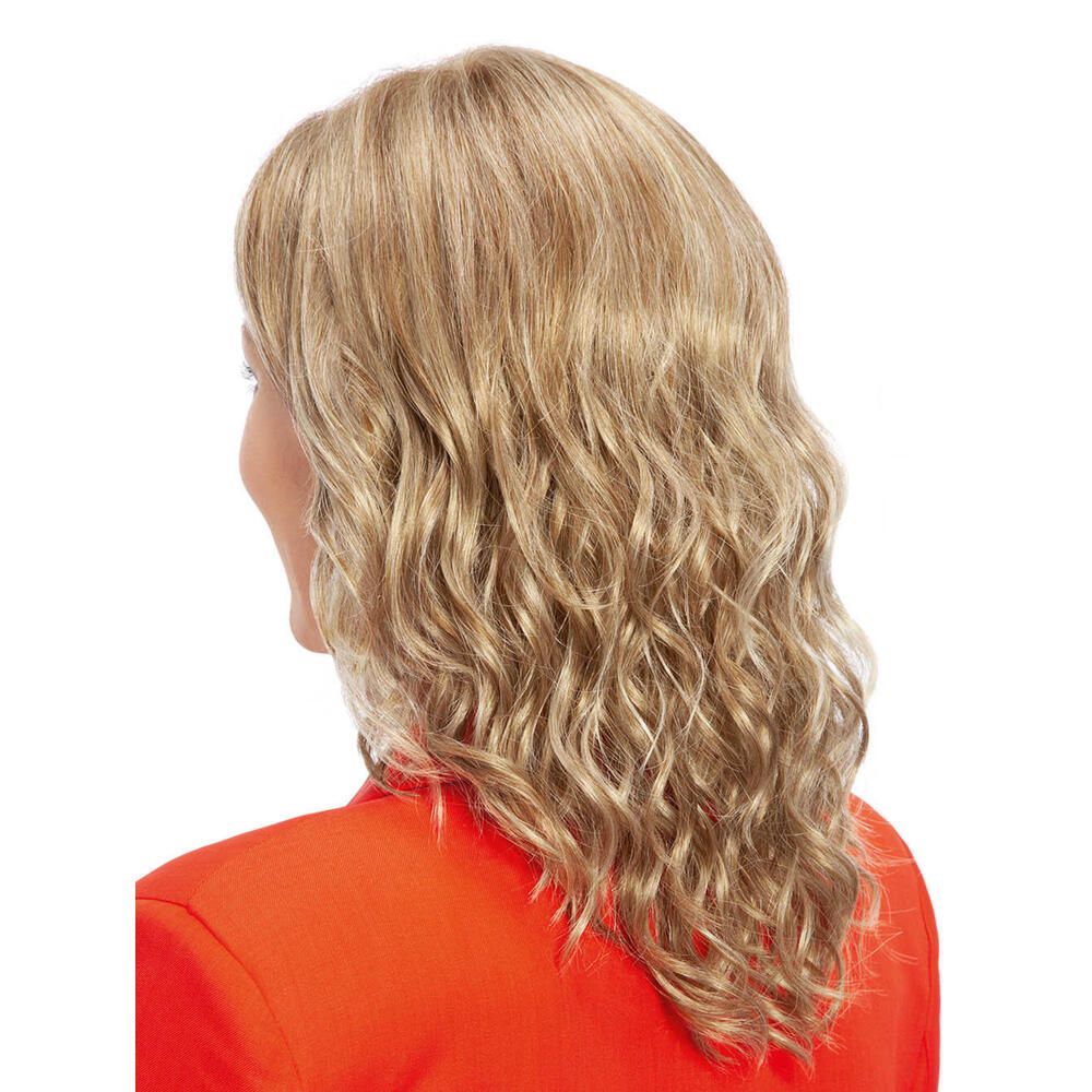 Blonde Perücke mit gewelltem Haar. Rückansicht einer Frau mit rotem Blazer.