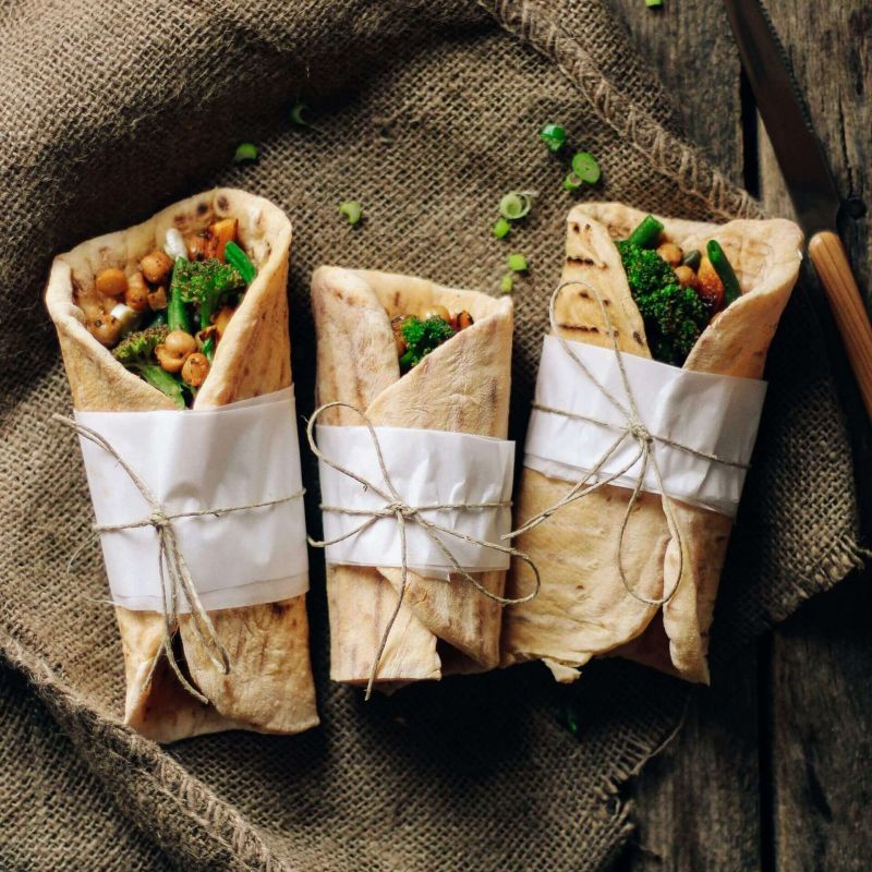 Werbebild für "nur.fit". Text: Warum nur.fit? 0% Zusatzstoffe, nachhaltige Lieferketten, Superfoods, Rohkostqualität, vegan.