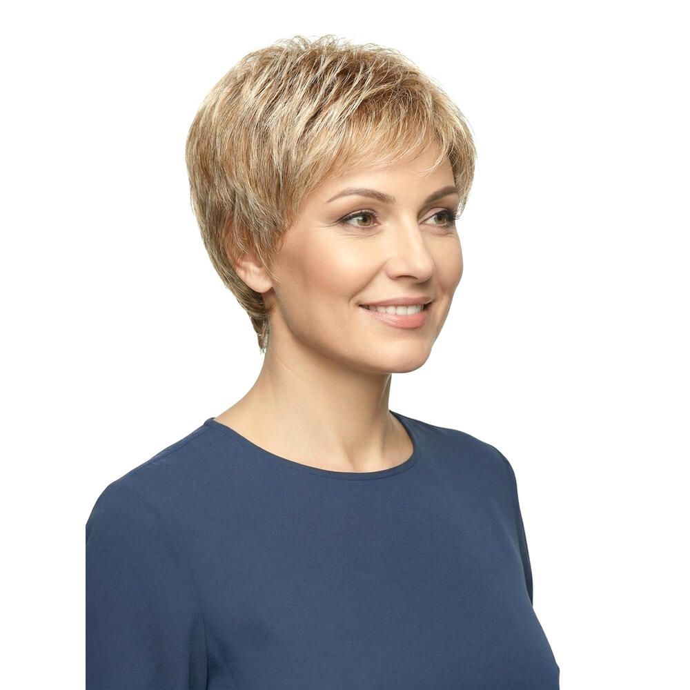 Kurzhaarperücke in Blondtönen. Dreiviertelansicht einer Frau mit blauem Oberteil.