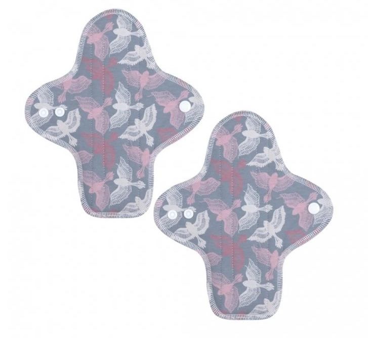 Zwei graue Stoffbinden mit rosa und weißen Vogelmuster. Mit Druckknöpfen zum Verschließen.