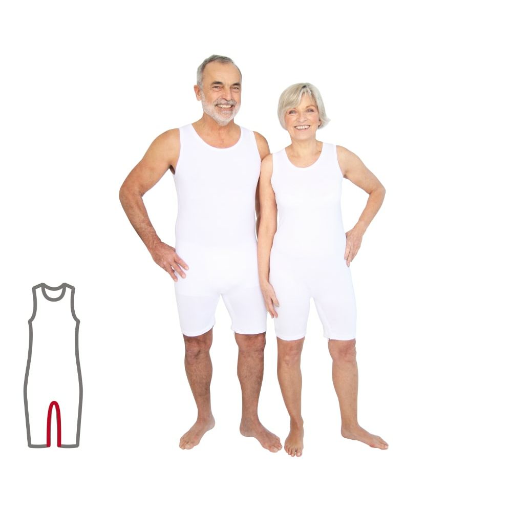 Weißer Pflegebody mit Beinreißverschluss. Zwei Personen tragen das Produkt. Links eine schematische Darstellung.