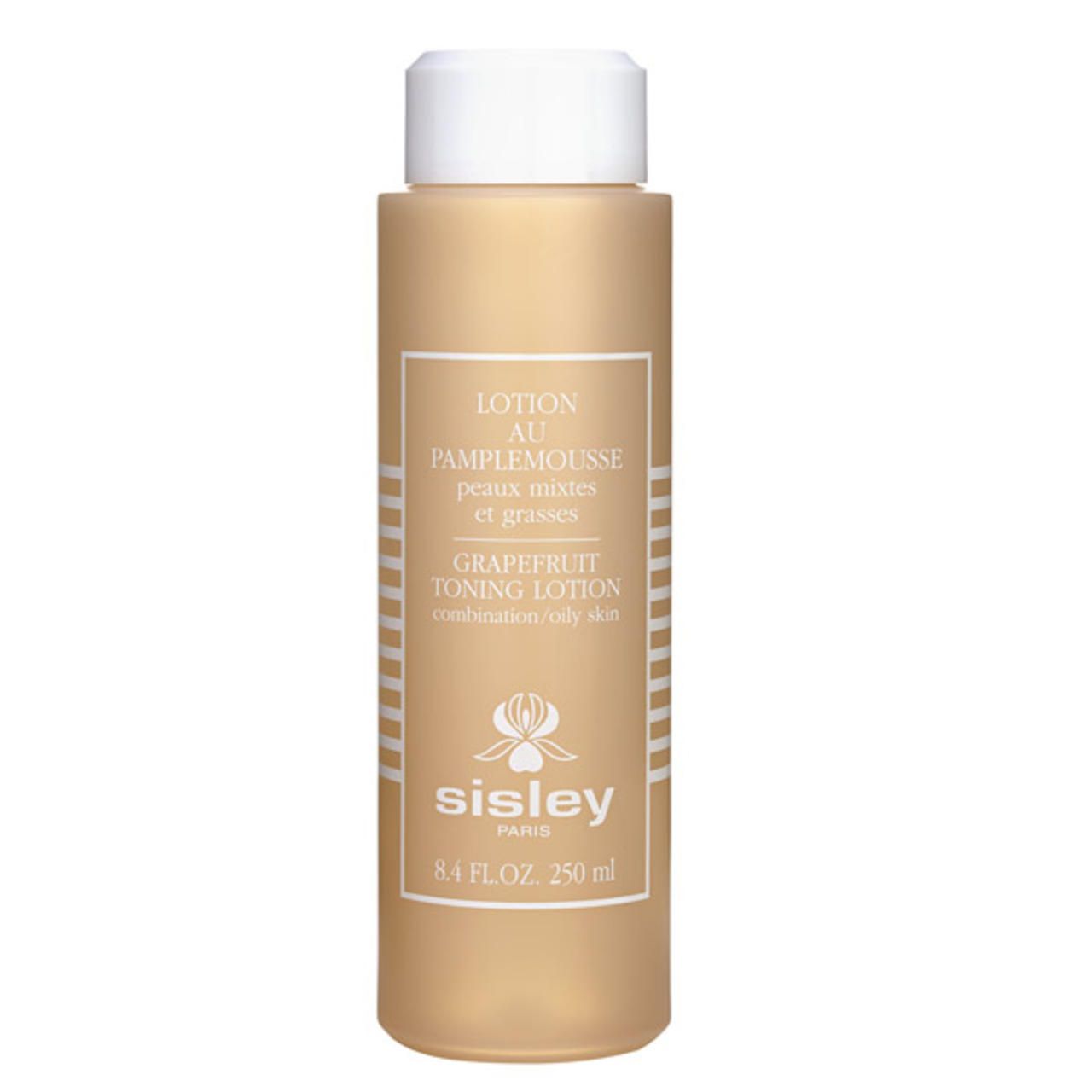 Beige Flasche mit weißem Deckel. Etikett mit Text: Lotion au Pamplemousse, Sisley Paris, 8.4 FL. OZ. 250 ml.