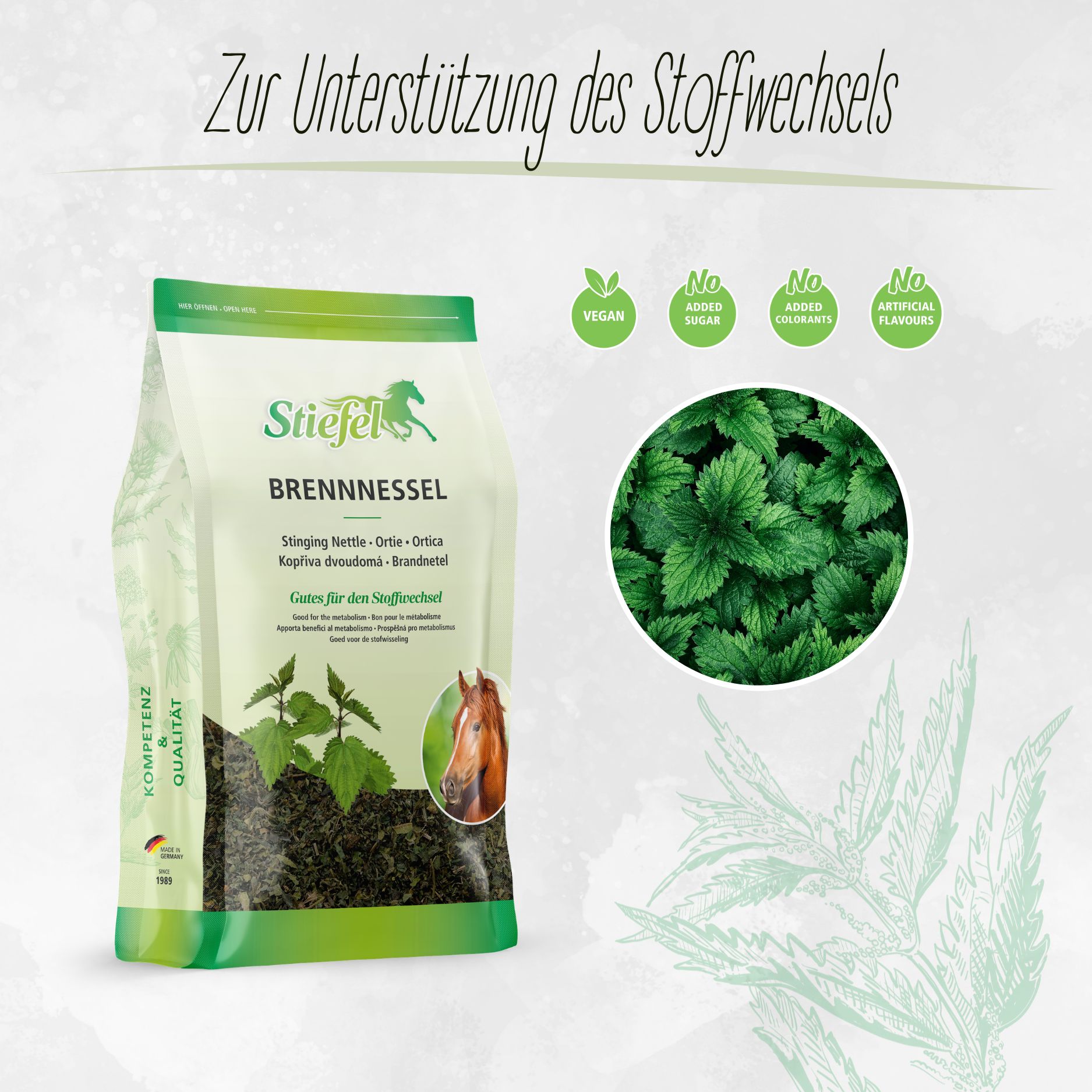 Beutel mit Brennnessel-Kräutern. Text: Stiefel Brennnessel, zur Unterstützung des Stoffwechsels. Siegel: Vegan, ohne Zucker, ohne Zusatzstoffe, ohne künstliche Aromen.