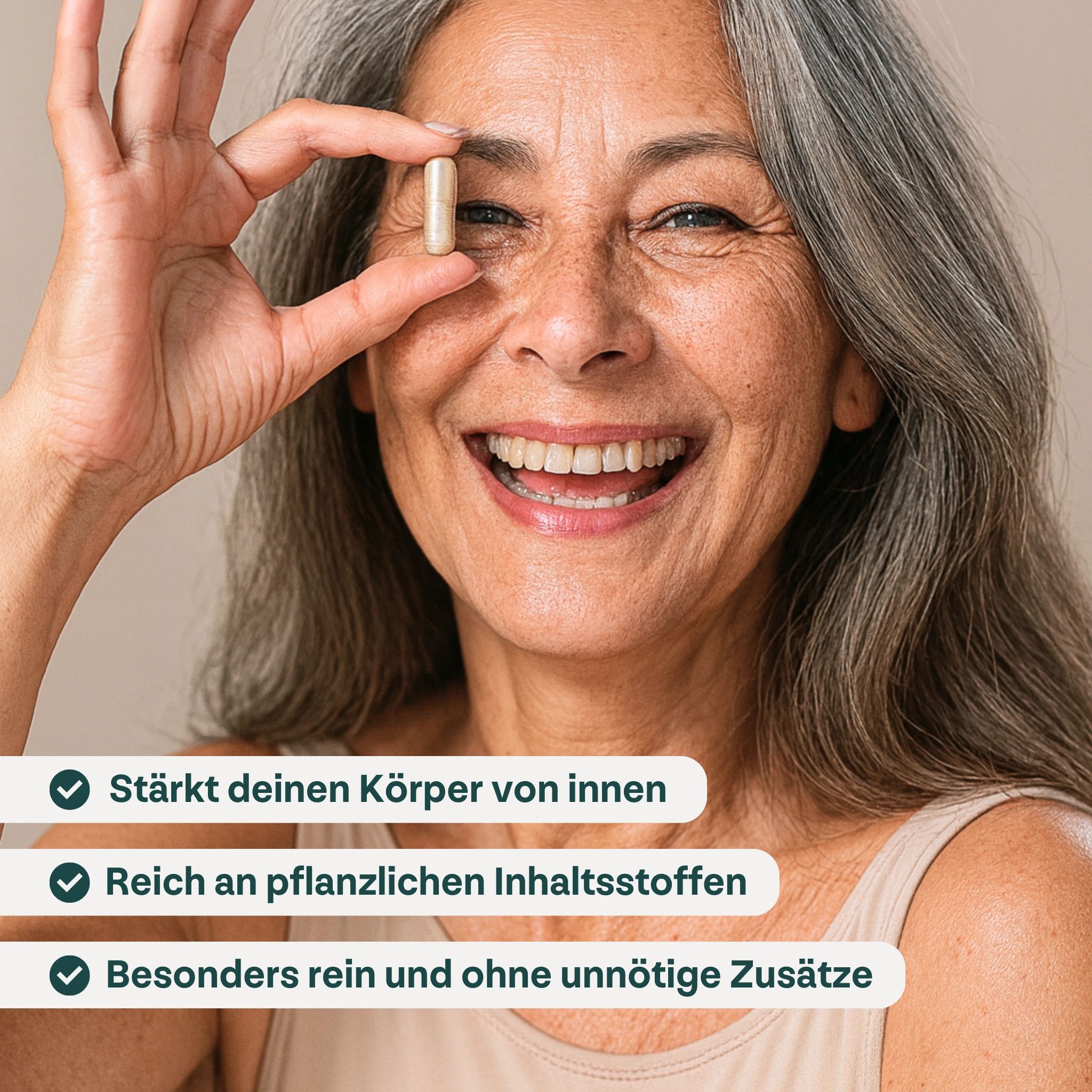 Ältere Frau lächelt und hält Kapsel. Text: Reich an pflanzlichen Inhaltsstoffen. Ohne unnötige Zusätze. Stärkt den Körper von innen.