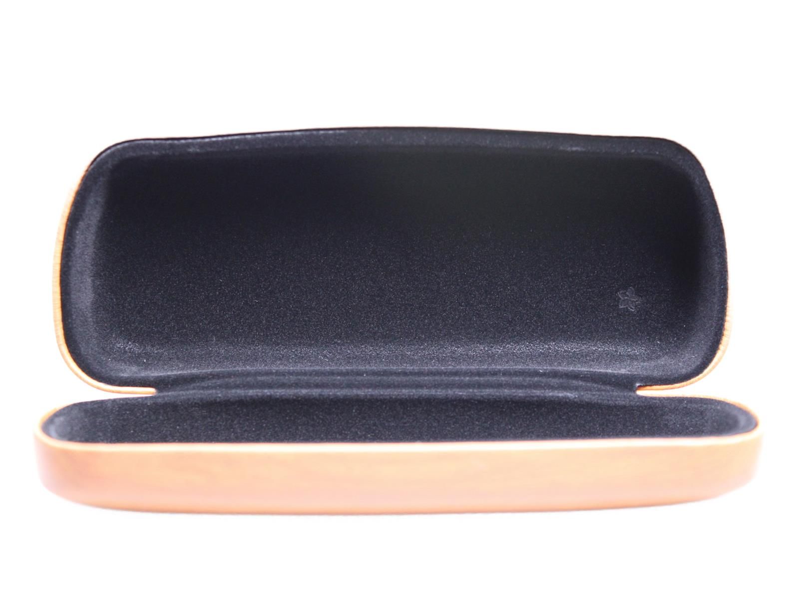 Geöffnetes Hartschalen Etui in Holzoptik Braun. Innen schwarzer Stoff. Braune Holzoptik außen.