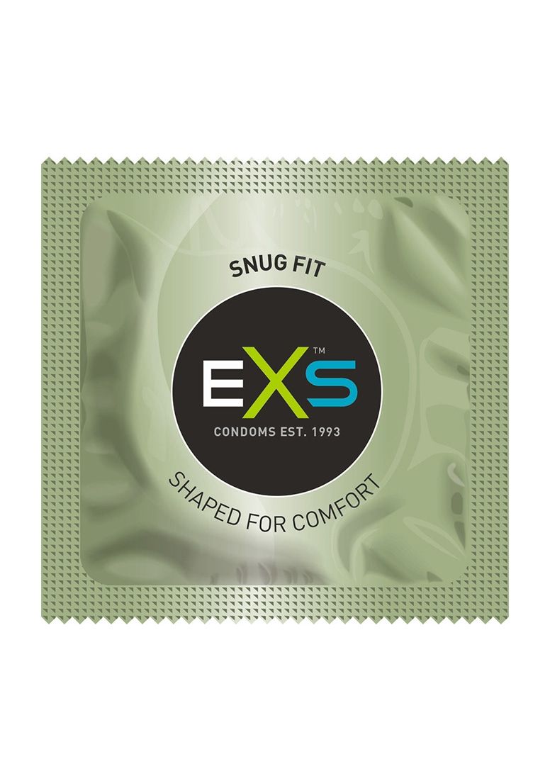Emballage individuel d'un préservatif EXS Snug Fit. Logo : EXS. Inscription : Shaped for Comfort.