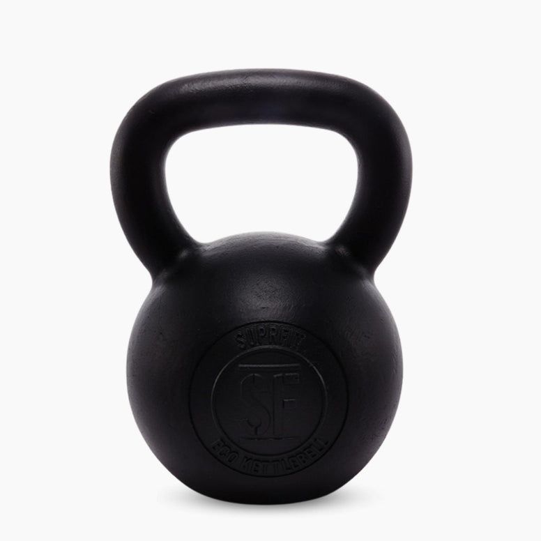 Schwarze Kettlebell aus Gusseisen. Runde Form mit Griff. SF-Logo auf der Vorderseite.