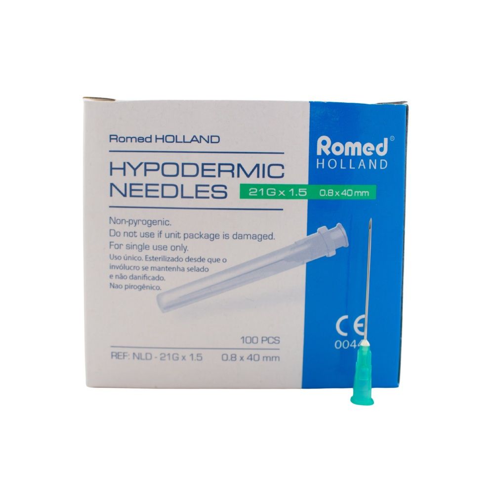 Schachtel mit Injektionskanülen. Aufschrift: Romed Holland, Hypodermic Needles, 21G x 1.5, 0.8 x 40 mm. Eine Kanüle liegt daneben.