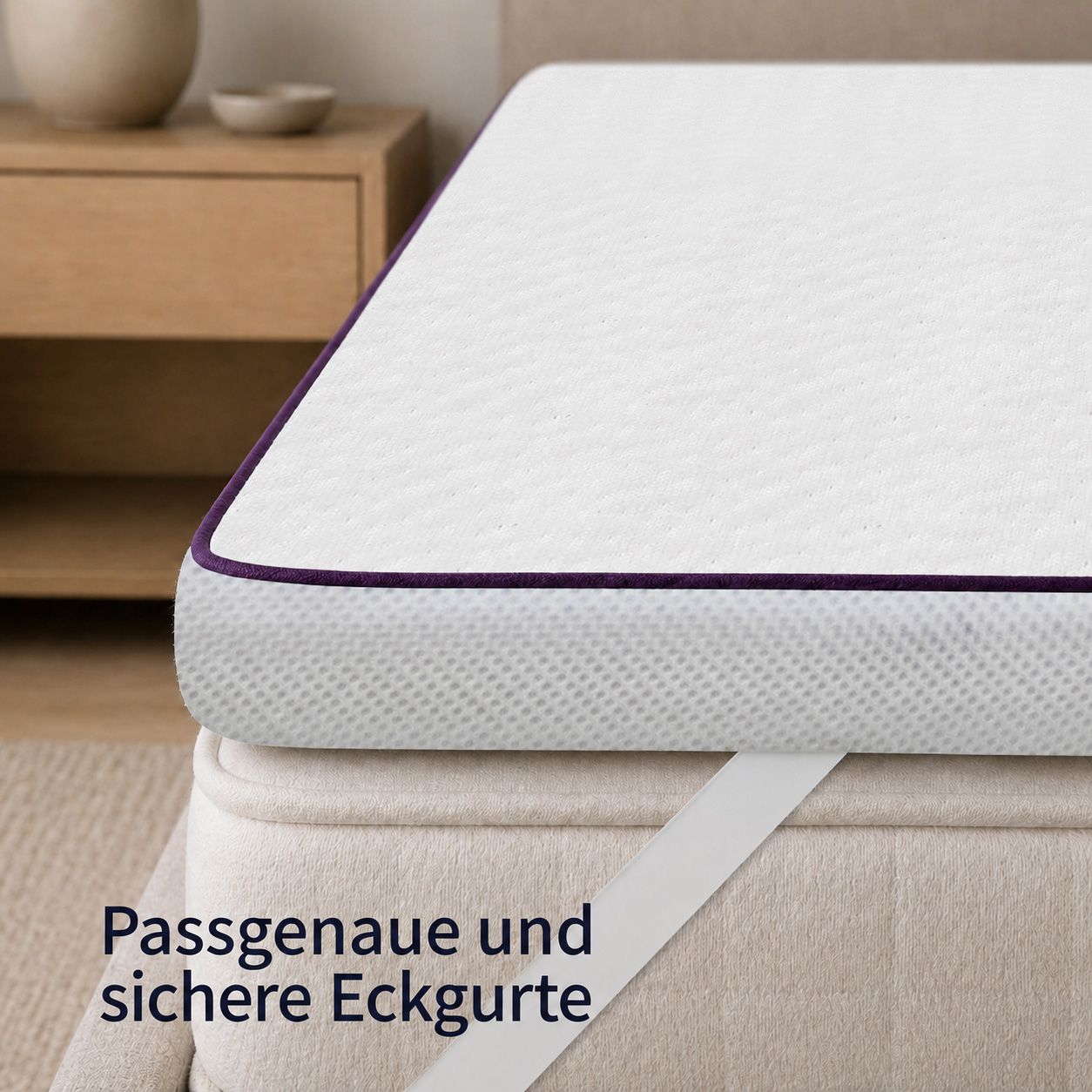 Memory-Schaum-Topper mit Eckgurten auf einer Matratze.