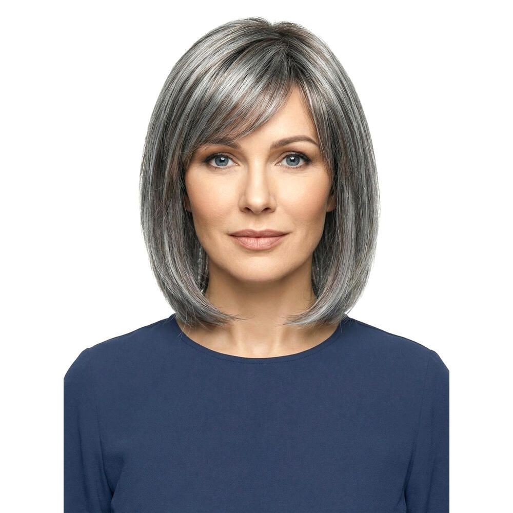 Perücke mit grau melierten, kinnlangen Haaren und Seitenscheitel. Die Frau trägt ein blaues Oberteil.