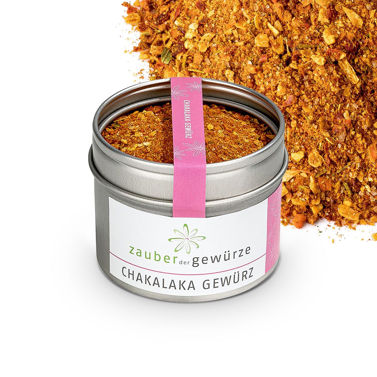 Geöffnete Dose Chakalaka Gewürz. Rosa Etikett mit Produktname. "Zauber der Gewürze" Logo. Gewürz daneben. Metall Dose.