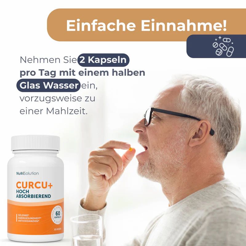 Ein Mann nimmt eine Kapsel ein. Daneben eine Flasche NutriSolution CURCU+ und ein Glas Wasser.
