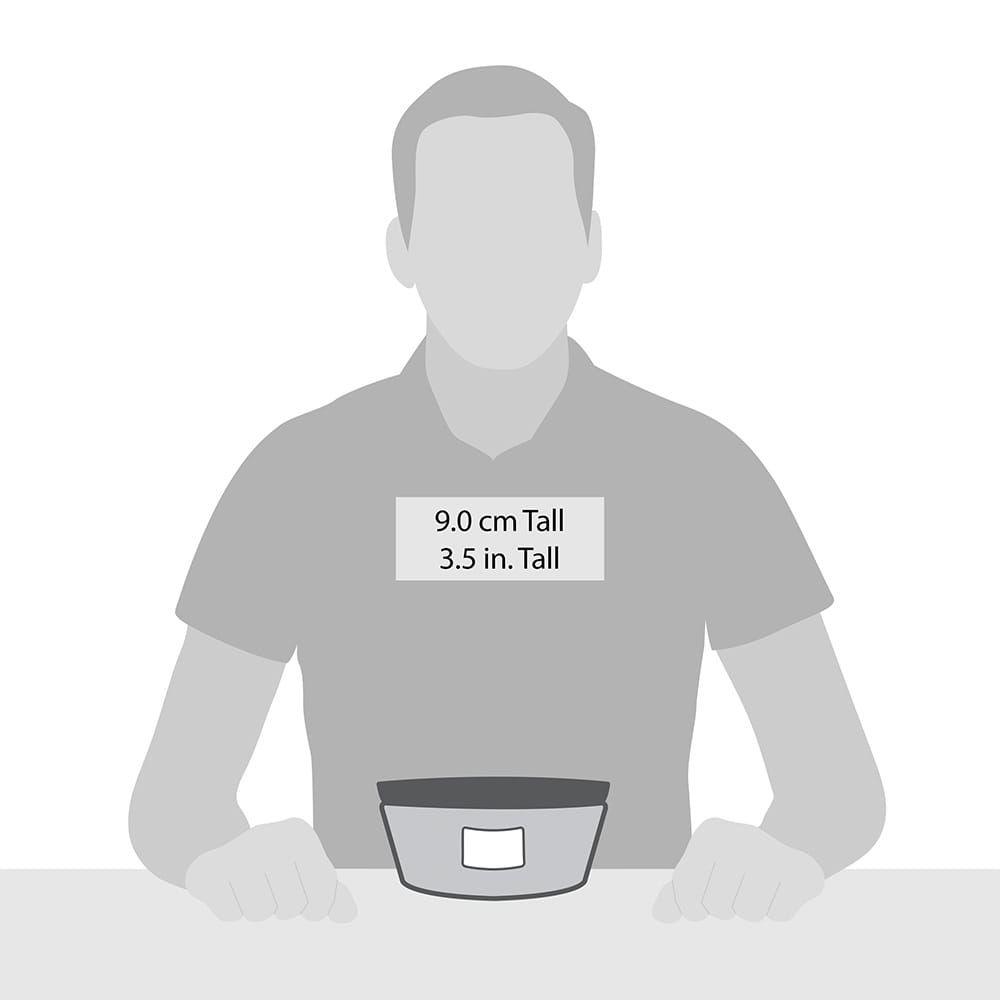 Kerze in Ellipsenform, 9,0 cm hoch. Glasbehälter mit hellgrünem Wachs. Marke WoodWick, Text: Ethereal Haze. Person als Größenvergleich.