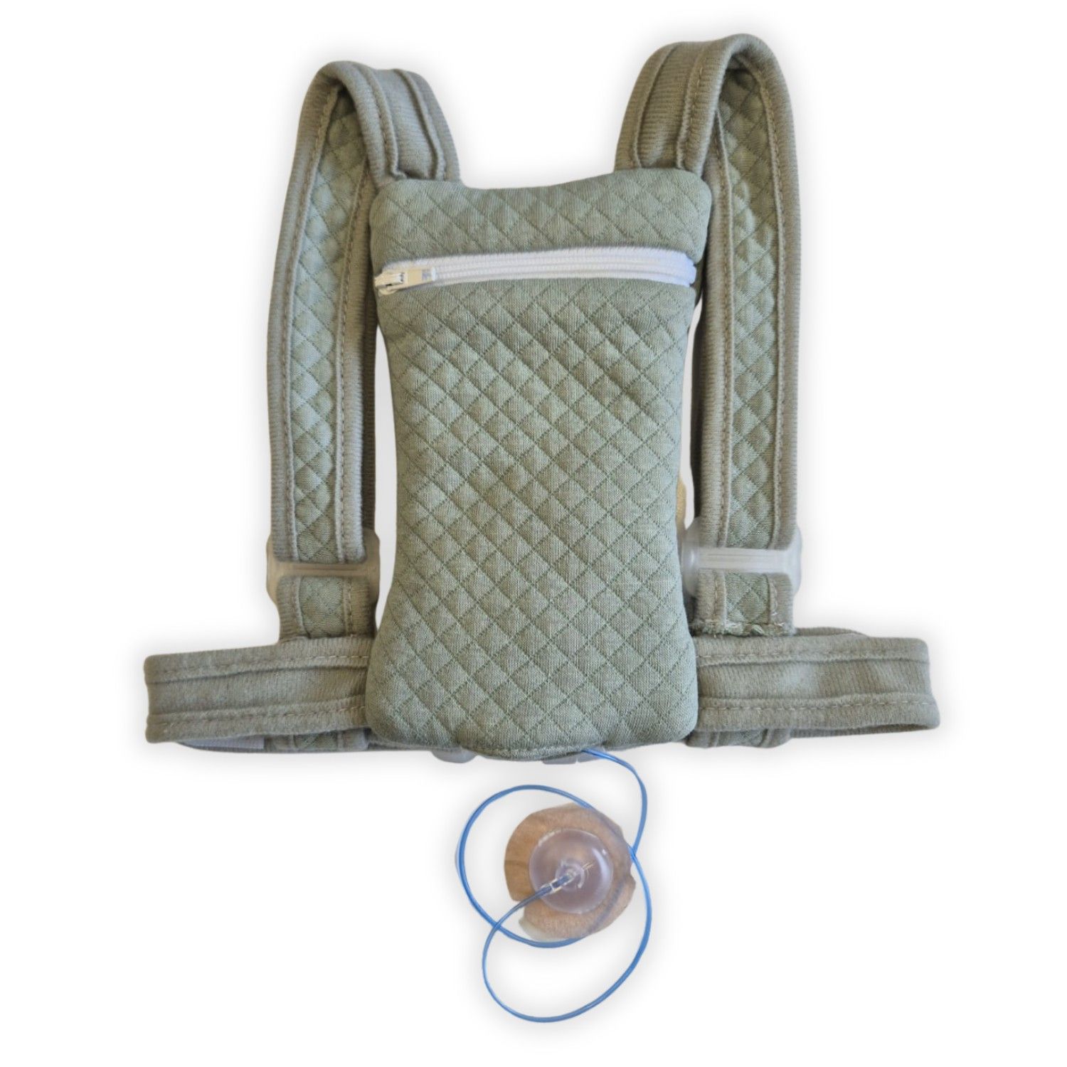 Grüner Rucksack mit Schultergurten und Reißverschlussfach. Insulinpumpe mit Schlauch sichtbar.