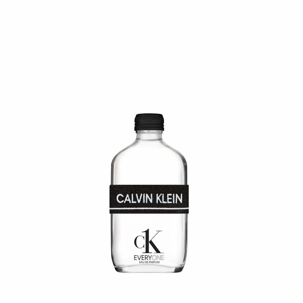 Klarer Flakon mit schwarzem Verschluss und schwarzem Band mit weißem CALVIN KLEIN Schriftzug. Darunter ck EVERYONE Eau de Parfum.