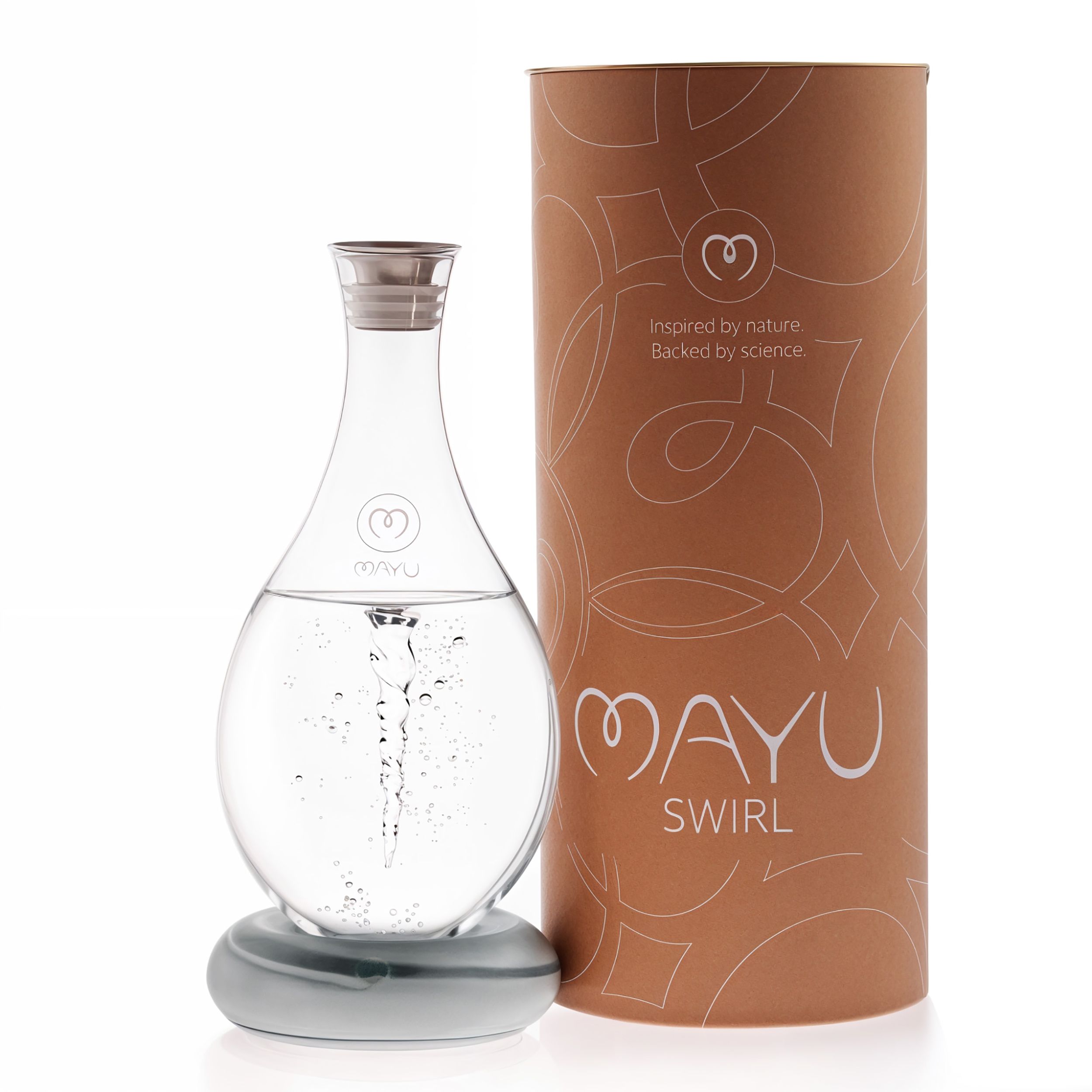 MAYU SWIRL Wasserkaraffe mit Wirbelbewegung. Zylinderförmige Verpackung. Logo.